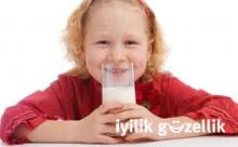 Kendini özgür hisseden çocuk süt içiyor